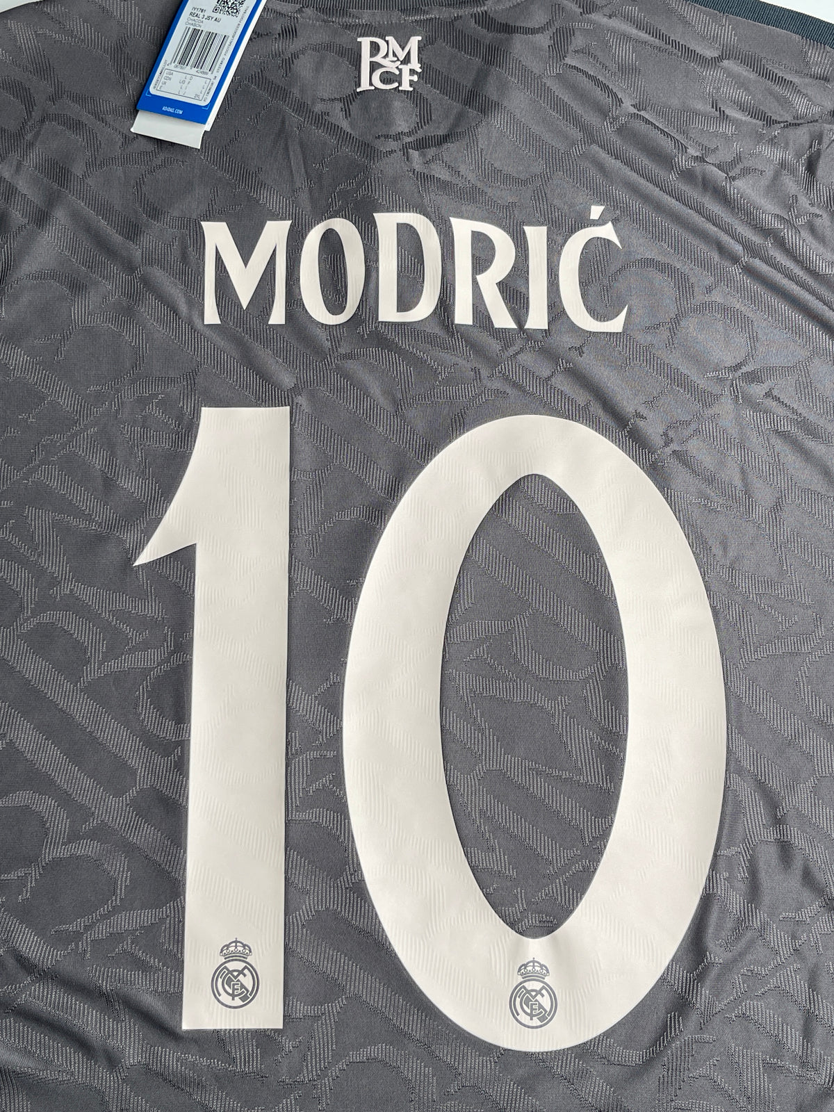 إصدار اللاعب الثالث لريال مدريد 2024-25 - مودريتش#10 (يسار)