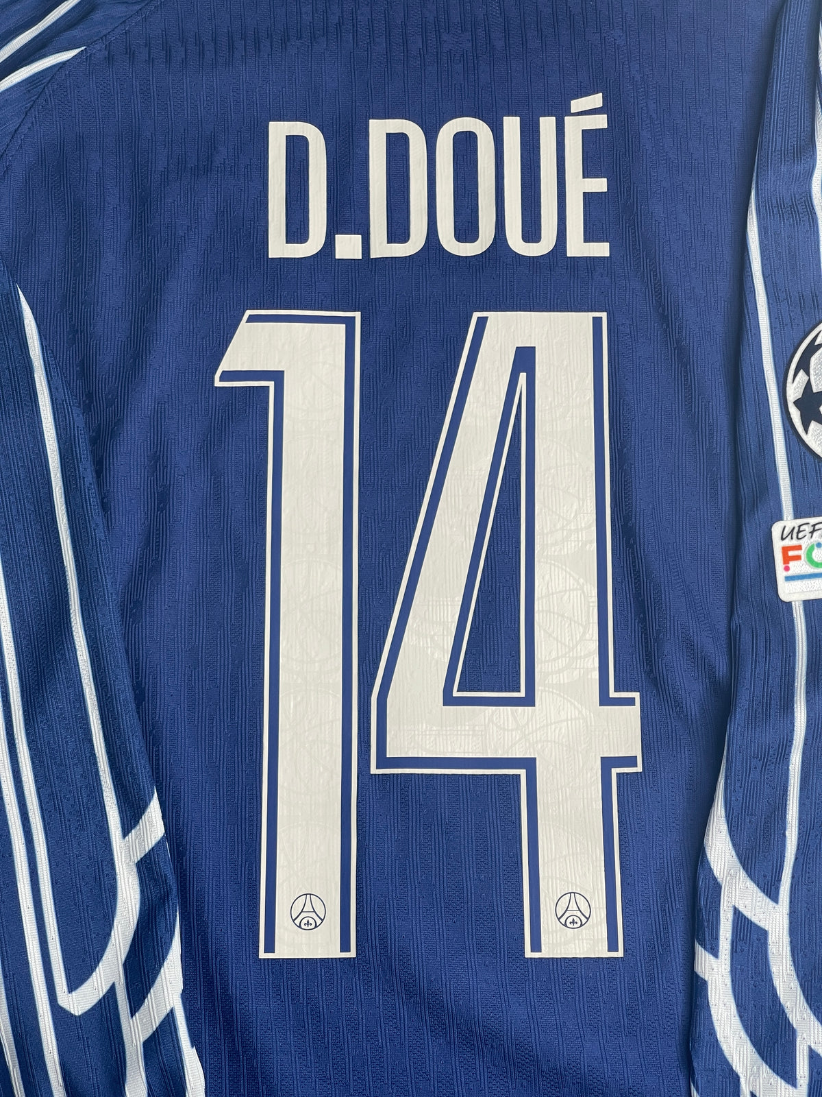 إصدار لاعب باريس سان جيرمان الرابع بأكمام طويلة 2024-25 - D.Doue #14 (يسار)